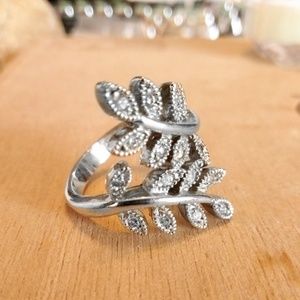 3/$30 Vine leaf branch ring CZ gems! Sz. 8